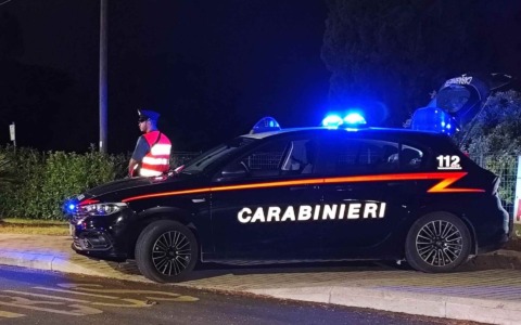 Inseguimento nella notte: speronano l’auto dei carabinieri per fuggire, arrestata ventenne