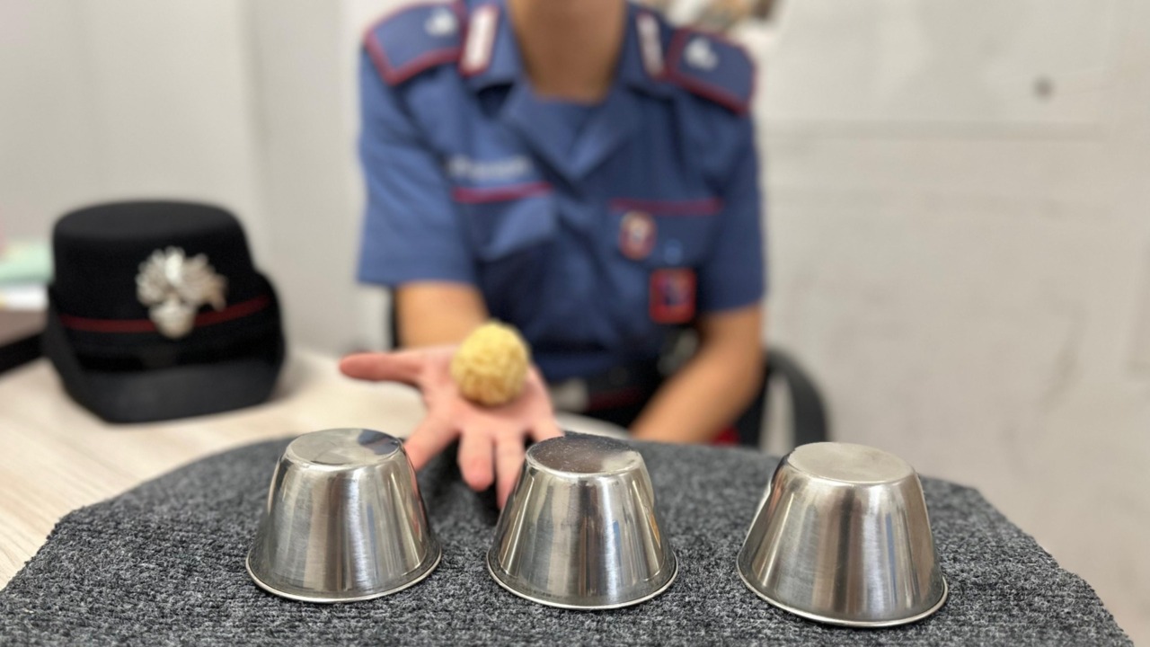 Il “gioco delle tre campanelle” inganna i turisti a Fontana di Trevi: Carabinieri denunciano 17 persone