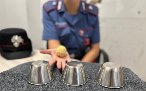 Il “gioco delle tre campanelle” inganna i turisti a Fontana di Trevi: Carabinieri denunciano 17 persone