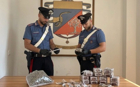 Sequestrati 7 kg di droga e spray urticanti, soccorsa donna segregata