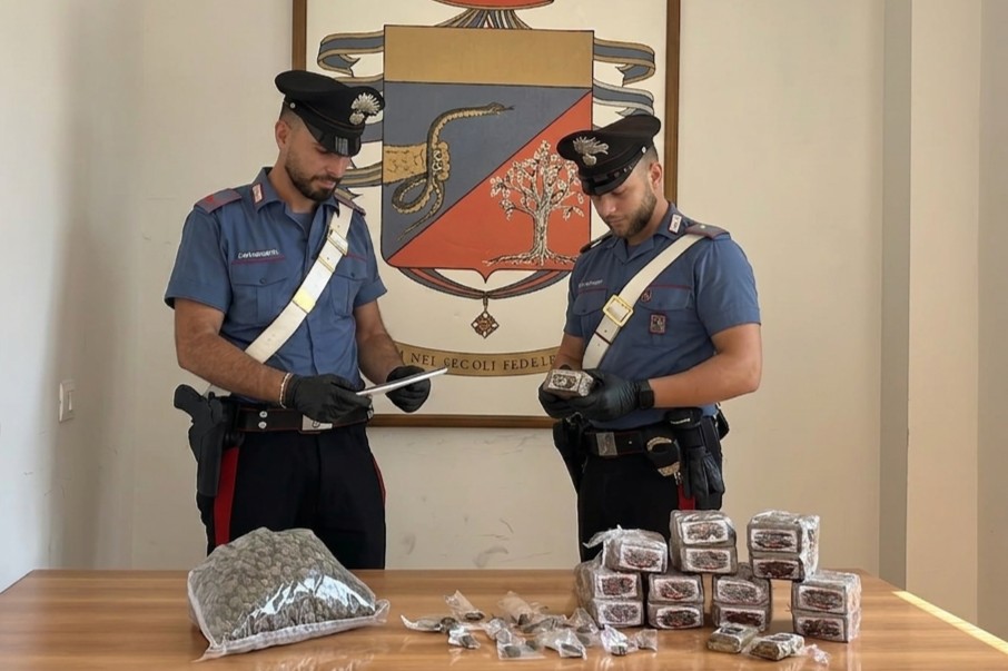 Sequestrati 7 kg di droga e spray urticanti, soccorsa donna segregata