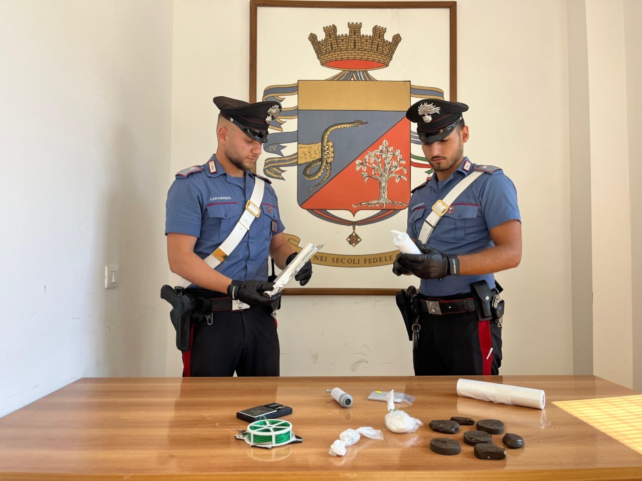 Già ai domiciliari, nascondeva cocaina e hashish nell’ufficio di casa e in un bungalow