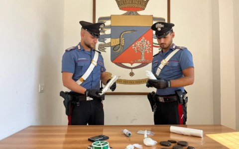 Già ai domiciliari, nascondeva cocaina e hashish nell’ufficio di casa e in un bungalow