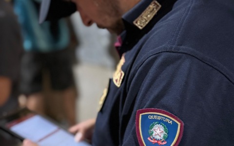 Borselli nascosti tra sassi ed auto trasformate in basi stoccaggio droga, 7 arresti