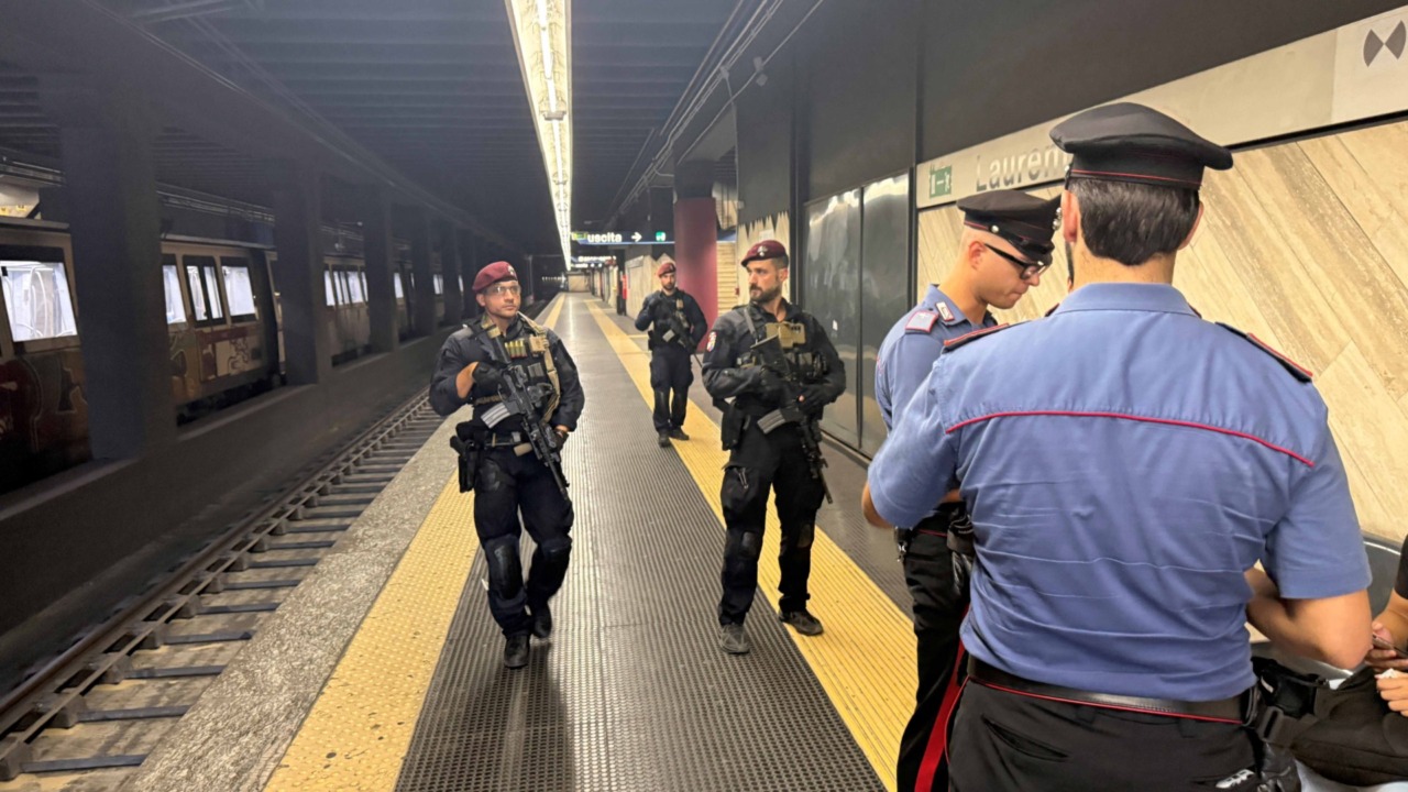 Controlli dei Carabinieri al Laurentino 38 e alla Stazione Metro Laurentina. IL VIDEO