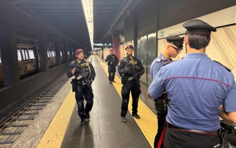 Controlli dei Carabinieri al Laurentino 38 e alla Stazione Metro Laurentina. IL VIDEO