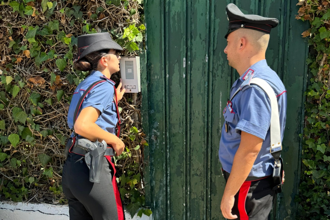 Chiede i soldi al padre e lo accoltella al suo rifiuto: arrestato ragazzo di 26 anni