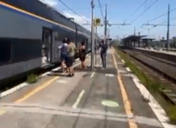 Treno regionale fermo per ore, pomeriggio da incubo per i pendolari