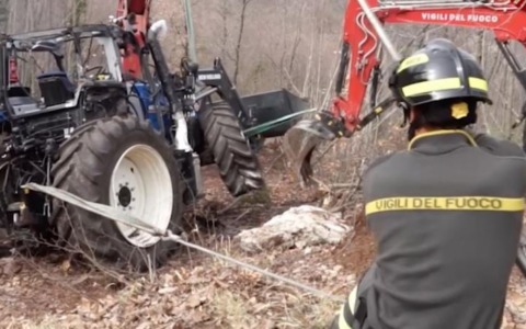 Si ribalta con il trattore in campagna, è grave