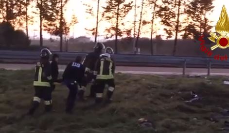 Frontale tra due moto, un morto e un ferito grave