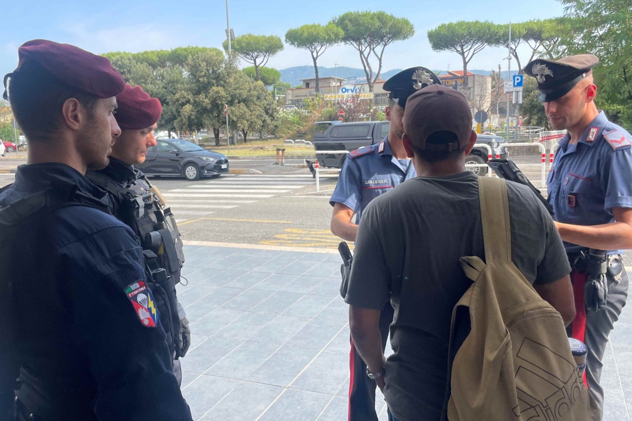 Controlli dei Carabinieri con il supporto del “Tuscania” lungo la Metro C