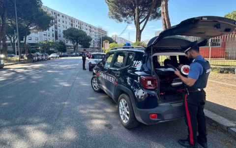36enne scippa cellulare a una donna, bloccato dai passanti e arrestato