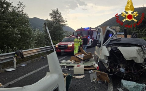 Strage sulla superstrada, 6 morti e 26 feriti / FOTO