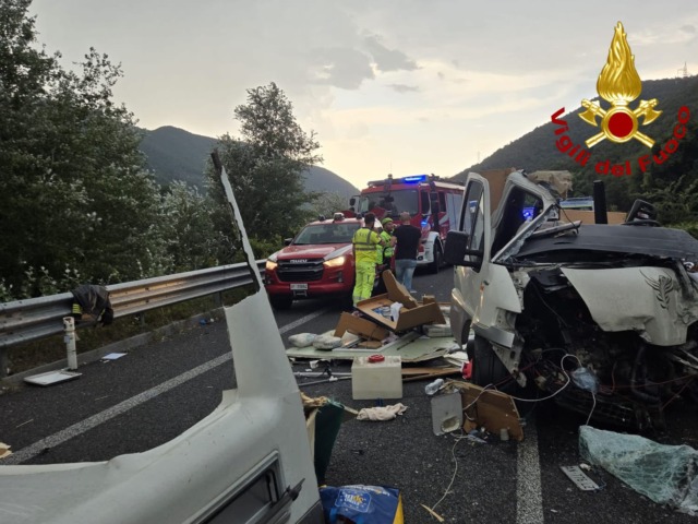 Strage sulla superstrada, 6 morti e 26 feriti / FOTO