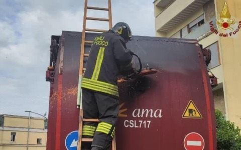 Incendio nell’autocompattatore dell’AMA, nessun ferito