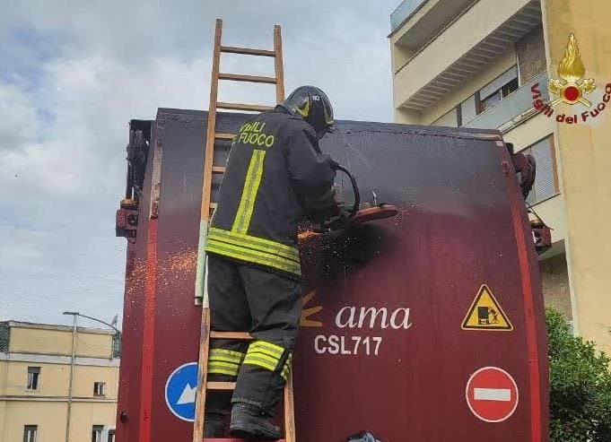 Incendio nell’autocompattatore dell’AMA, nessun ferito