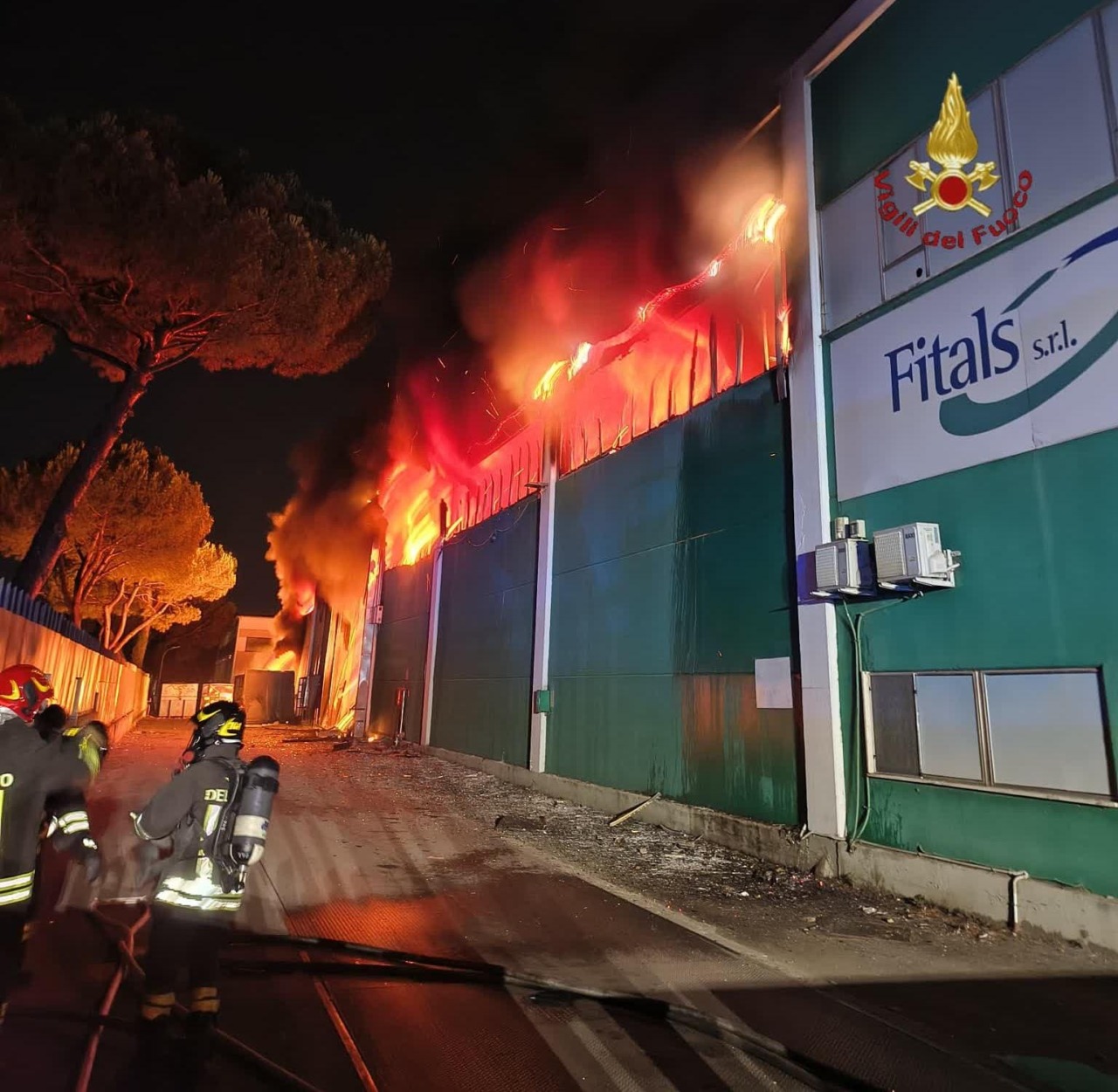 Incendio alla Fitals, a fuoco legno e ferro. LE IMMAGINI