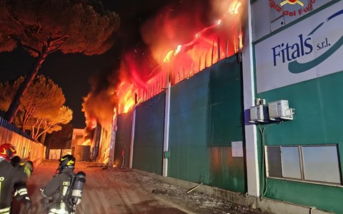 Incendio alla Fitals, a fuoco legno e ferro. LE IMMAGINI