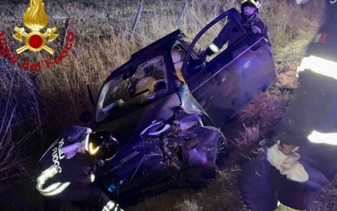 Incidente sul confine tra Lazio e Toscana, auto nella scarpata. Gravi due giovani romani