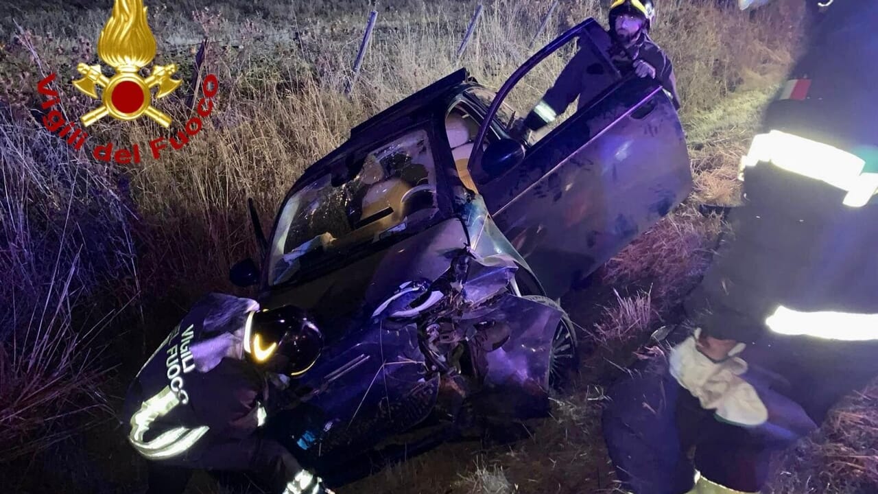 Incidente sul confine tra Lazio e Toscana, auto nella scarpata. Gravi due giovani romani