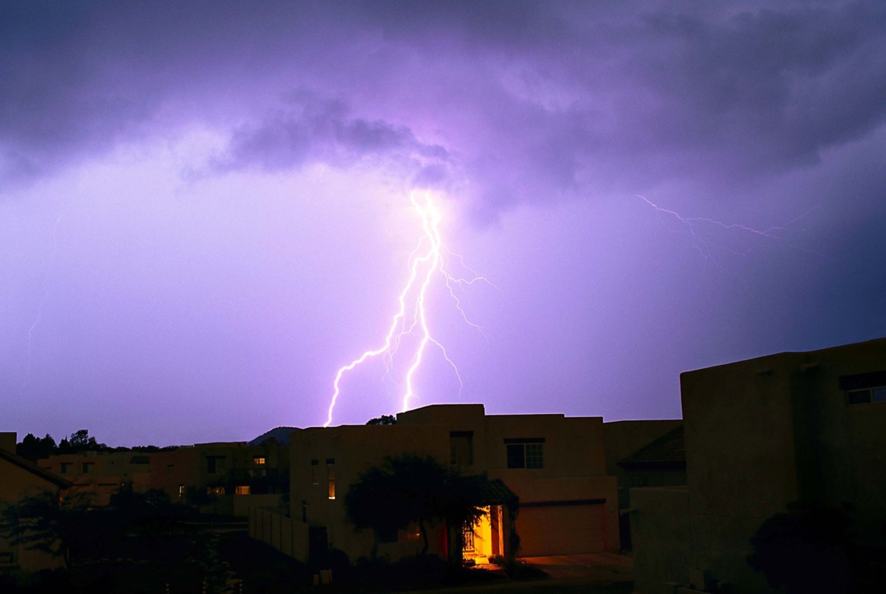 Tempesta di fulmini, spettacolo in città e maltempo sul litorale