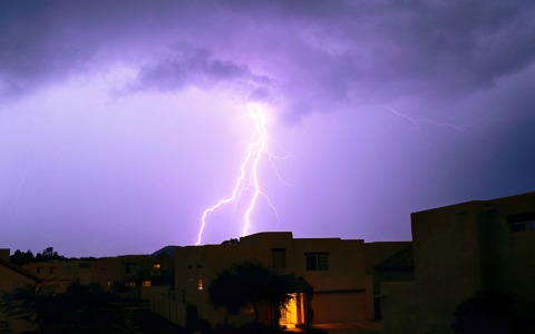 Tempesta di fulmini, spettacolo in città e maltempo sul litorale