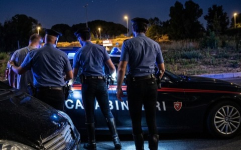 Scippano una collana ad una donna, fuggono su uno scooter rubato e tentano di colpire i Carabinieri