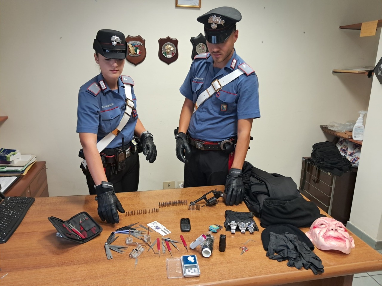 Aveva in casa un revolver rubato e  il kit per le rapine, arrestato