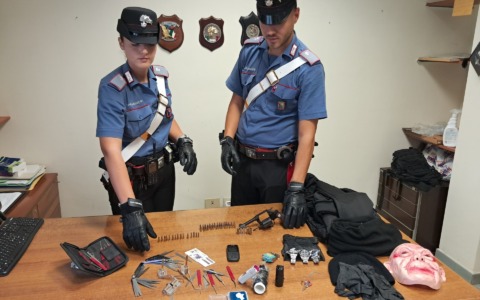 Aveva in casa un revolver rubato e  il kit per le rapine, arrestato