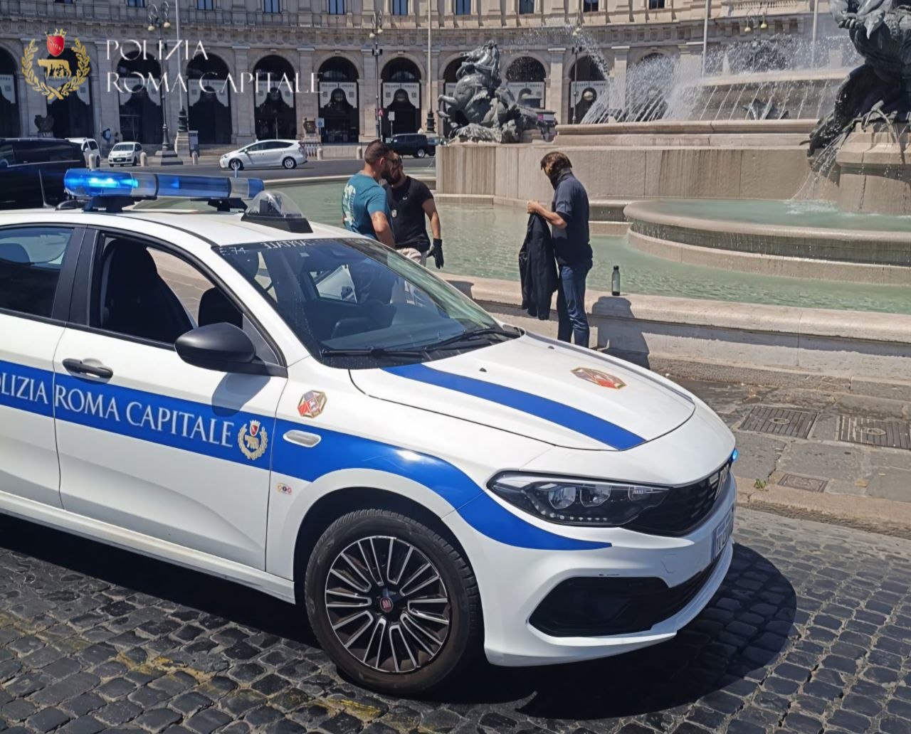 Fa il bagno nella Fontana delle Naiadi, multa e Daspo urbano per un 42enne
