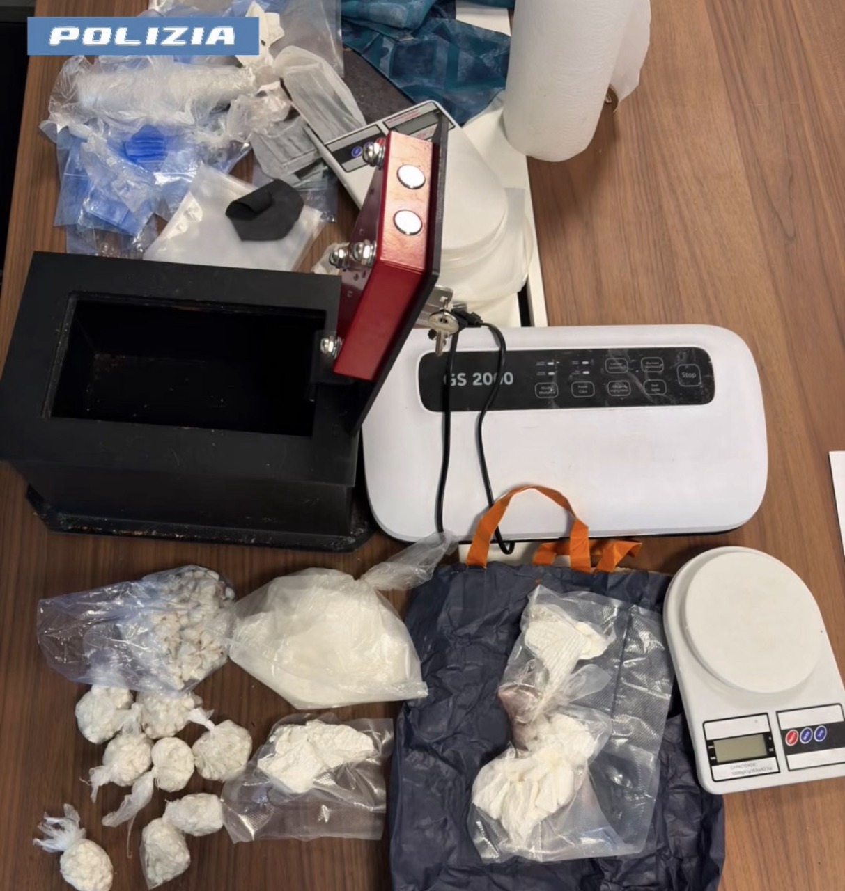Appartamento trasformato in base per lo spaccio ad Ostia, due arresti