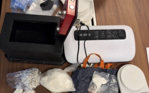 Appartamento trasformato in base per lo spaccio ad Ostia, due arresti