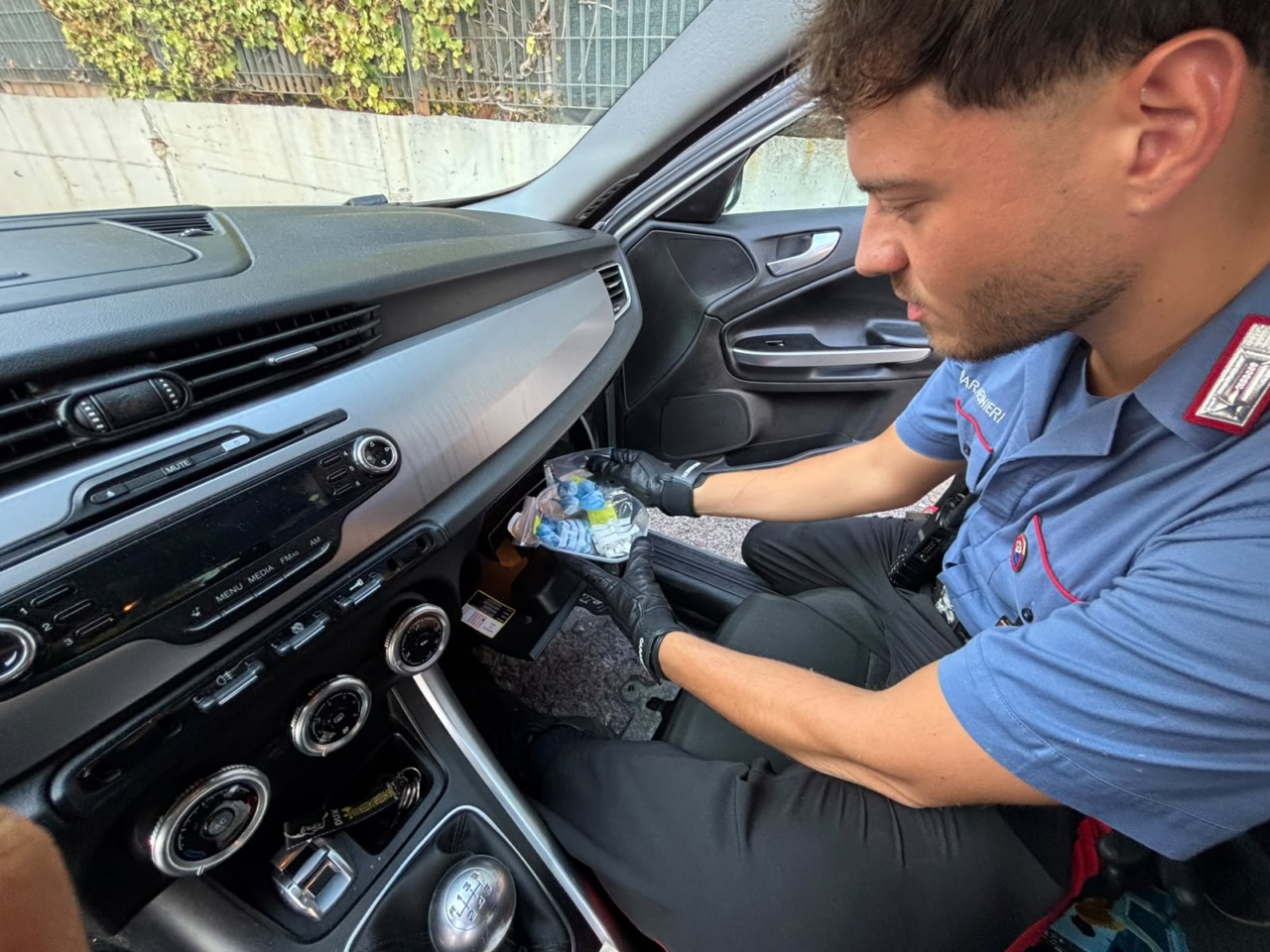 Droga al mercato ortofrutticolo e soldi messi sottovuoto, arresti e sequestri