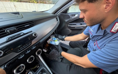 Droga al mercato ortofrutticolo e soldi messi sottovuoto, arresti e sequestri