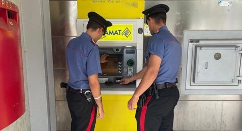 Rapinano un uomo al Bancomat, arrestati