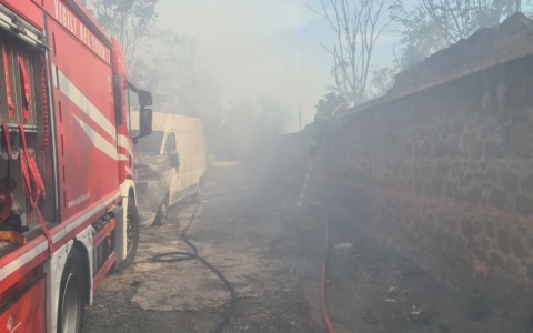 Incendio a Tor Pignattara, evacuate alcune persone