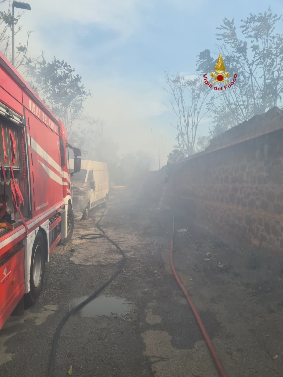Incendio a Tor Pignattara, evacuate alcune persone