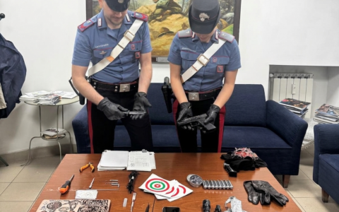 Uomo con una pistola ad aria compressa, paura in un coffee shop