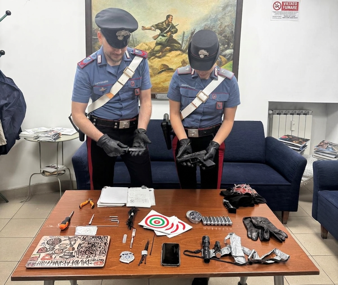 Uomo con una pistola ad aria compressa, paura in un coffee shop