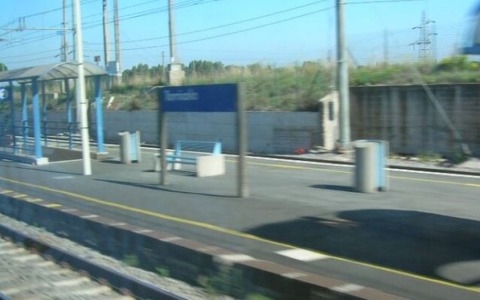 Senza fissa dimora trovato morto in un sottopasso della stazione Torricola