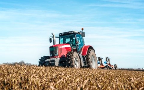 Trattore si ribalta in azienda agricola, due feriti, uno grave