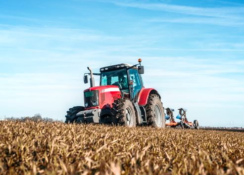 Trattore si ribalta in azienda agricola, due feriti, uno grave