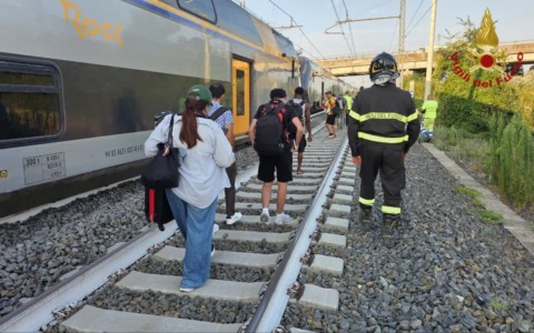Treno investe due bufale e deraglia, nessun ferito. Stop al traffico ferroviario sulla Orte – Roma