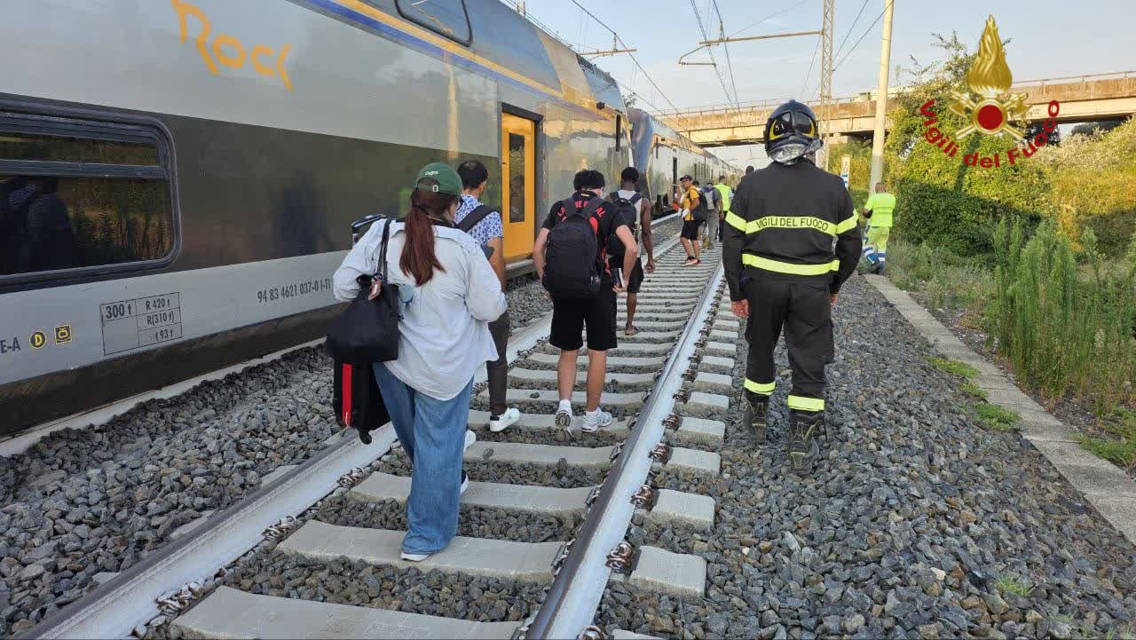 Treno investe due bufale e deraglia, nessun ferito. Stop al traffico ferroviario sulla Orte – Roma