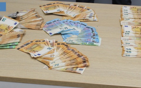 Auto in panne in autostrada, arrestati due truffatori con 40.000 euro