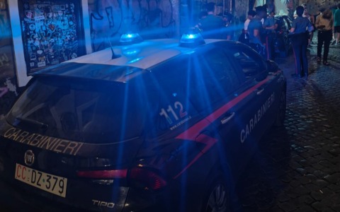 Turisti canadesi aggrediti e rapinati in centro, arrestati tre giovani tunisini