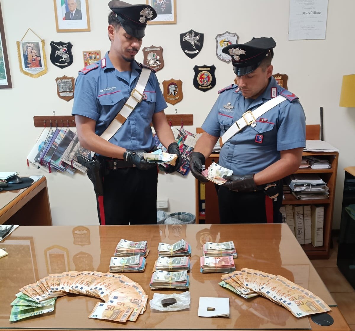 Maxi controllo, sequestrati oltre 44mila euro e droga a un 19enne