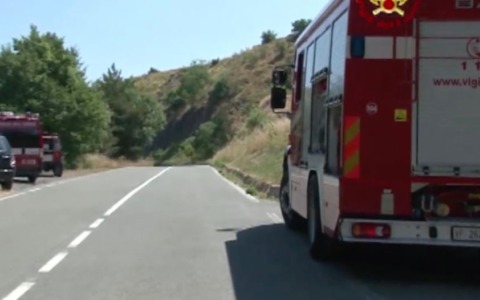 Si schianta con la macchina contro un albero, muore anziano