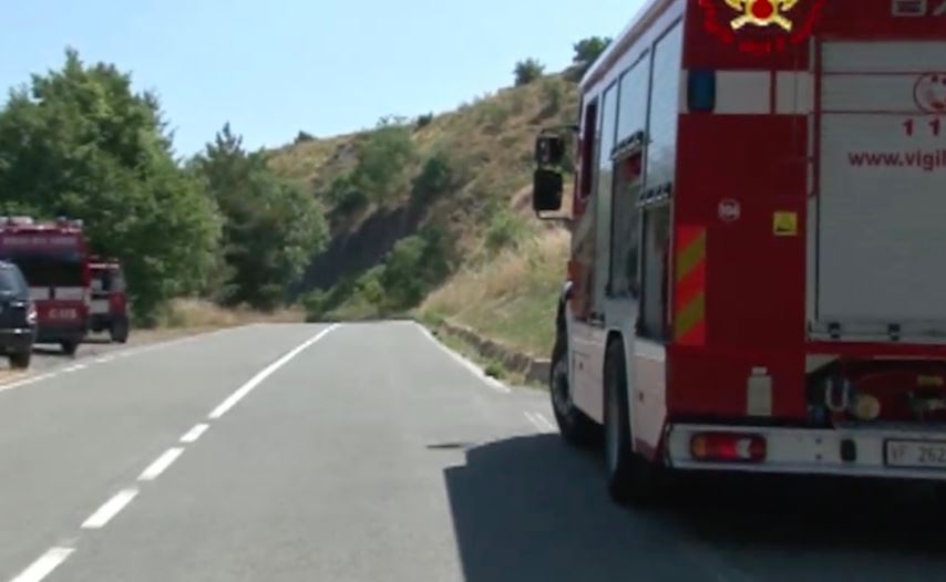 Si schianta con la macchina contro un albero, muore anziano