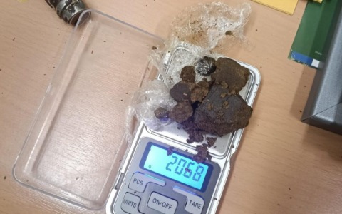 Hashish nel portafoglio e in casa, denunciato 21enne